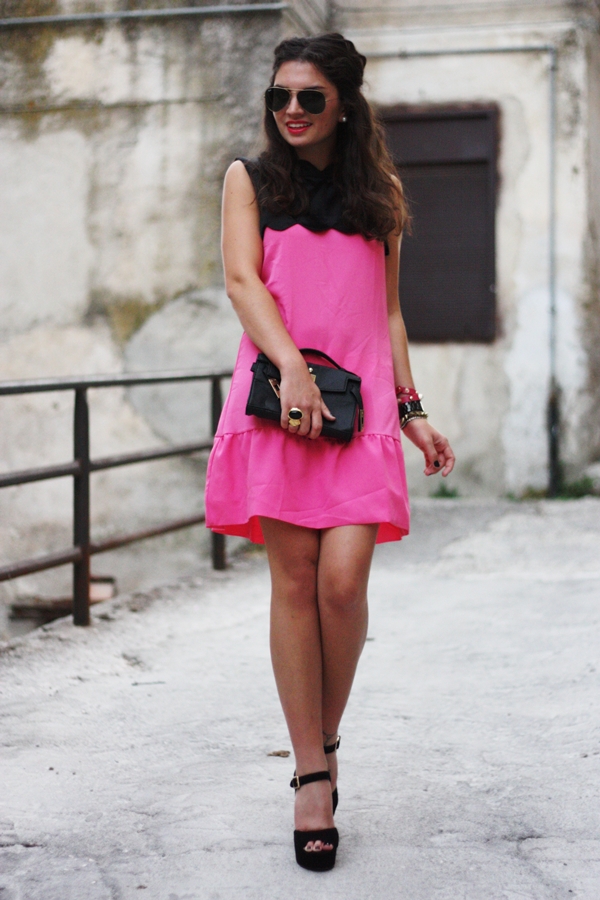 Розовое платье колготки. Платье черно-розовое. Черное платье с розовыми туфлями. Розовое платье с черными колготками. Черные туфли под розовое платье.